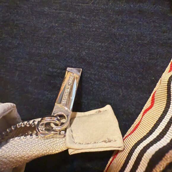 CUTE PUFFY GRAY LIGHTWEIGHT CROSSBODY WITH COMFORTABLE STRAP - Picture 3 of 7